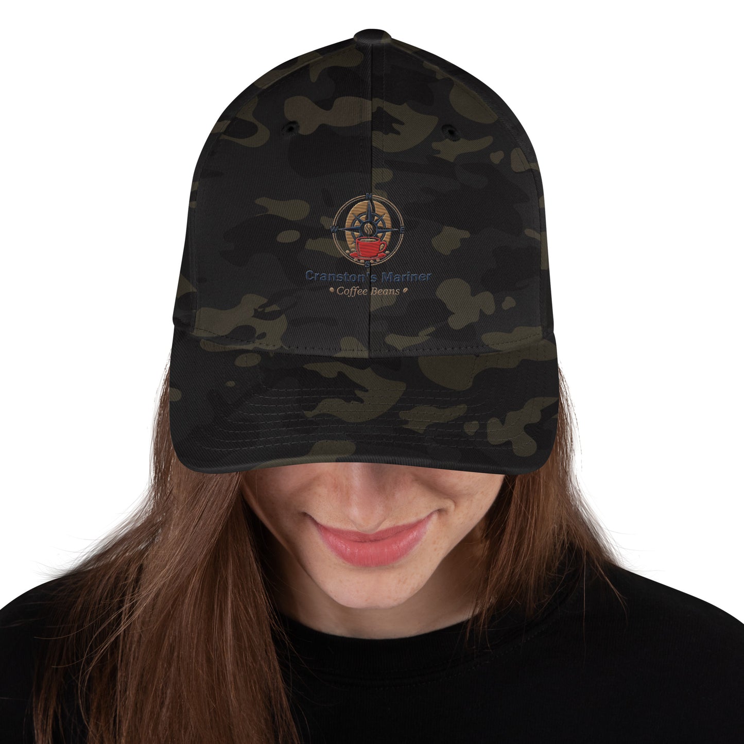 Structured twill cap in dark camo, front panel logo, curved brim